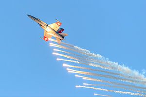 Schweizer F/A-18C Hornet spuckt Leuchtraketen.