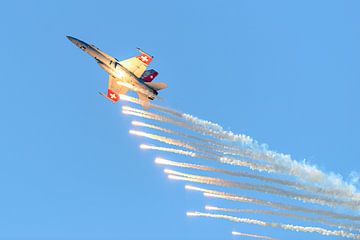 Zwitserse F/A-18C Hornet spuwt flares (lichtkogels). van Jaap van den Berg