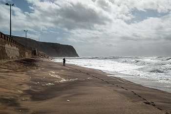 Het strand van Colares, klein stadje direct aan de kust van Sintra, Portugal