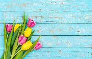 Beau bouquet de fleurs avec tulipes fraîches sur bois bleu sur Alex Winter