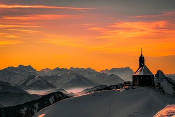 Kapelle in Berglandschaft bei Sonnenuntergang