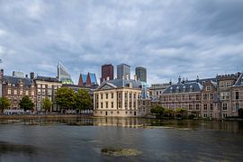 Eine schöne Wolkendecke über dem Mauritshuis auf dem Hofvijver.