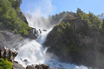 Double chute d'eau Låtefossen près d'Odda en Norvège sur My Footprints