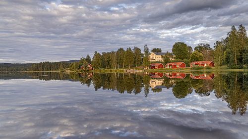 Typisch Zweden - Rode houten huisjes en bomen reflecteren het water