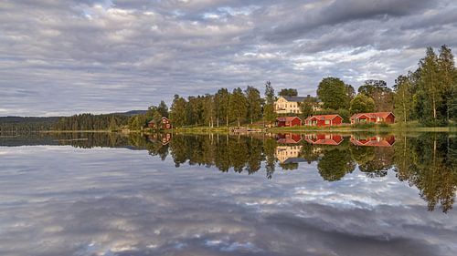 Typisch Zweden - Rode houten huisjes en bomen reflecteren het water