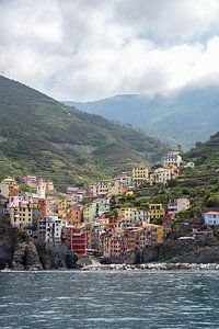 Cinque Terre, Riomaggiore, ein altes Dorf mit bunten Häusern in den Bergen an der Mittelmeerküste, b