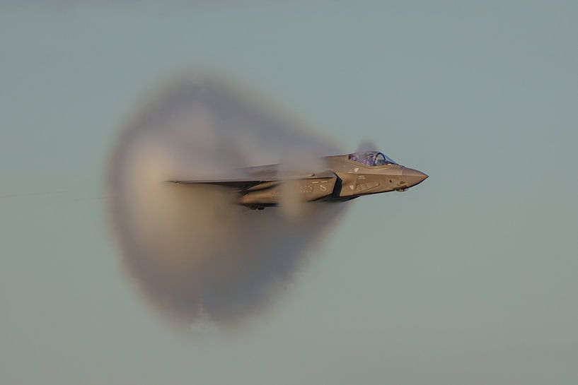 Passage à grande vitesse du F-35 Lightning II de l'armée de l'air américaine. par Jaap van den Berg
