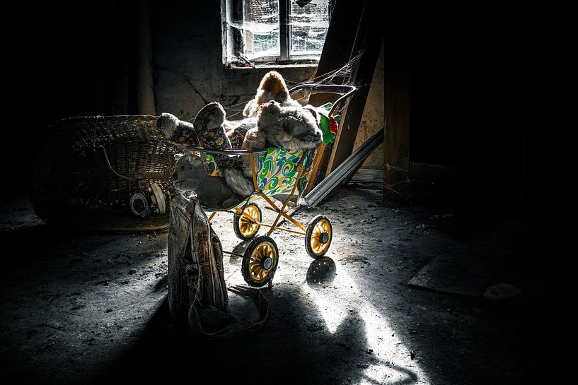Vergessene Kindheit – Verlassener Kinderwagen in mystischem Licht von InfiniteArtLabs