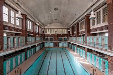 Abandoned indoor swimming pool by Tilo Grellmann