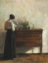 Interieur met de vrouw van de kunstenaar die bij een ladekast staat te lezen, Carl Holsøe (gezien bij vtwonen)