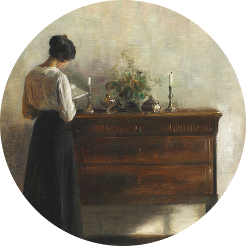 Interieur met de vrouw van de kunstenaar die bij een ladekast staat te lezen, Carl Holsøe (gezien bij vtwonen)