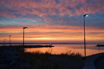 Vuurtoren in de haven bij zonsondergang van Martin Köbsch