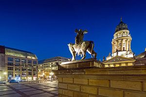 Berlin Gendarmenmarkt - Deutscher Dom und Skulptur