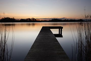 Jetée au coucher du soleil sur le lac Paterwoldsemeer sur Ingrid Visser