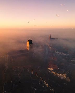 Nebliger Sonnenaufgang über Bolsward von Ewold Kooistra