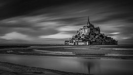 Schwarz-Weiß: Mont Saint Michel bei Sonnenuntergang von Rene Siebring