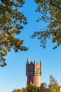 Blick auf den Wasserturm in der Hansestadt Rostock im Herbst