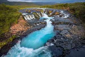 La magnifique chute d'eau bleue de Bruarfoss en Islande