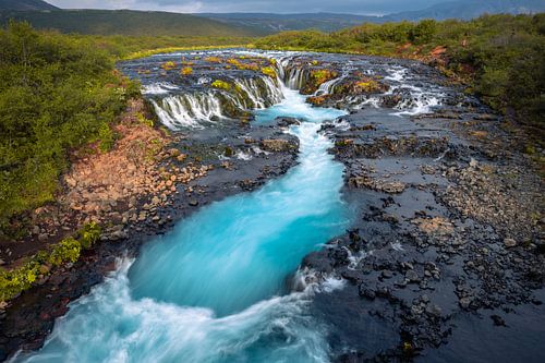 La magnifique chute d'eau bleue de Bruarfoss en Islande