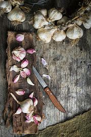 Knoblauchzwiebeln auf Rinde 12506943 von BeeldigBeeld Food & Lifestyle