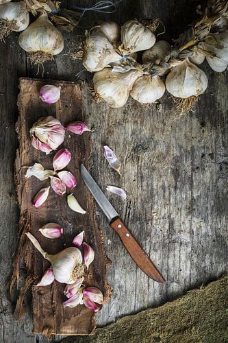 Knoflookbollen op boomschors 12506943 van BeeldigBeeld Food & Lifestyle