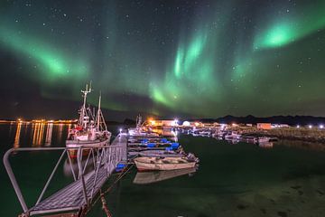 Northern lights over Sommarøy bay , Norway van Marc Hollenberg