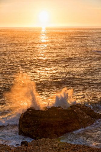 Rots in de branding Algarve kust Portugal