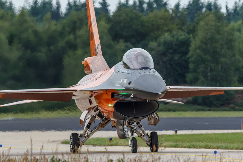 KLu F-16 Solo Display Team 2013 mit dem Orange Lion. von Jaap van den Berg