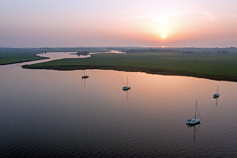 Segelboote vor Anker auf De Morra in Friesland Niederlande bei Sonnenuntergang von Eye on You
