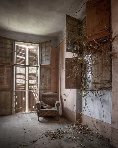 Fauteuil in verlaten villa