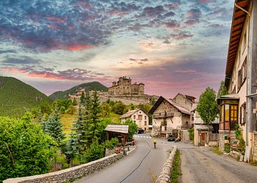Fort Queyras tegen een avondlucht, Château-Ville-Vieille, Hautes Alpes, Frankrijk van Rene van der Meer