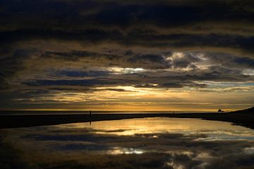 Sonnenaufgang am Strand der Insel Texel mit einer herannahenden Gewitterwolke von Sjoerd van der Wal Fotografie