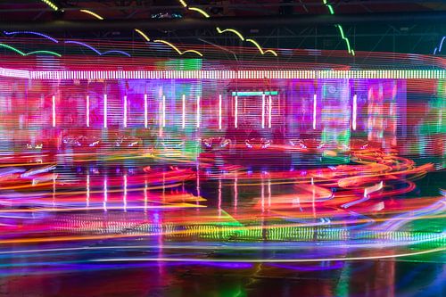 Mouvement sous les néons – les autos tamponneuses en exposition longue abstraite