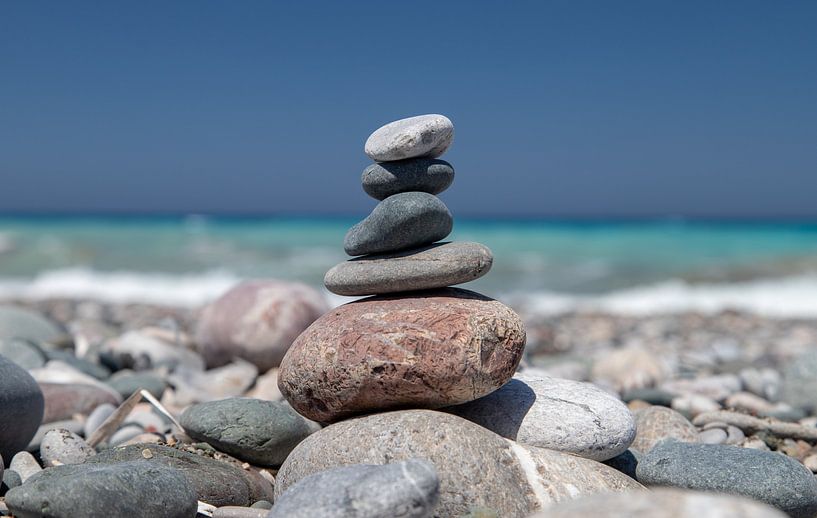 Petit homme de pierre sur une plage de galets par Reiner Conrad