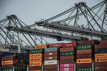 Containerschiffe und Kranführer im Hafen. von scheepskijkerhavenfotografie