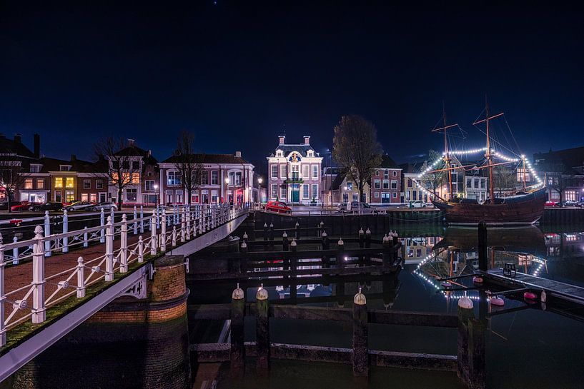 Harlingen, hôtel de ville et navire 'De Witte Swaen'. par Edwin Kooren