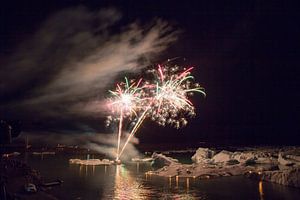 Feuerwerk über Jokulsarlon