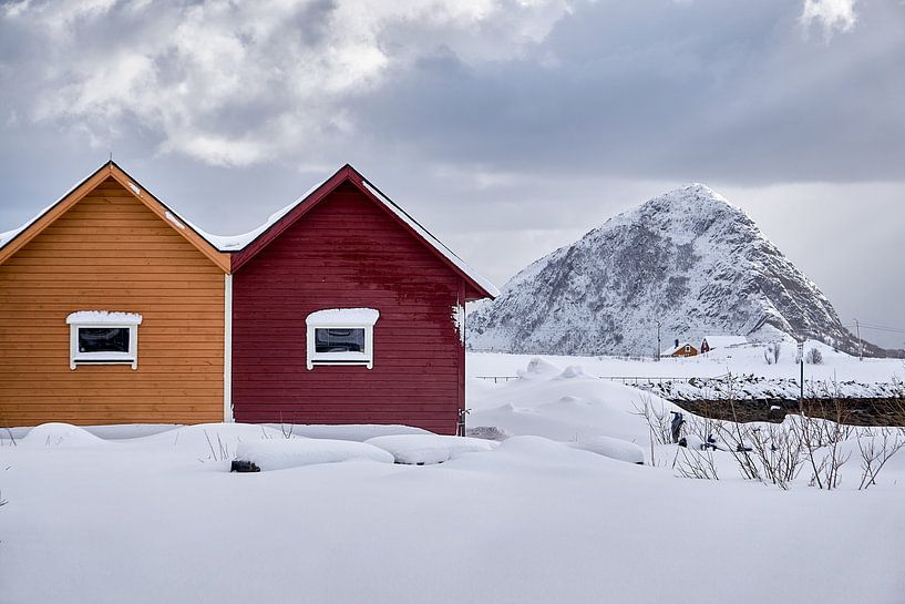 Winter landschap met kleurige hutten en berg op Godøy, Ålesund, Noorwegen van qtx