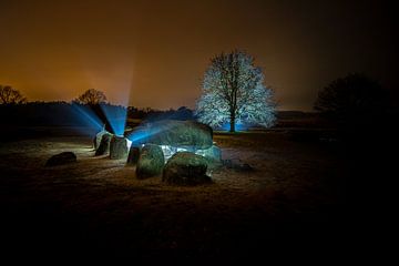 Verlicht landschap met Prehistorisch hunebed in Drenthe