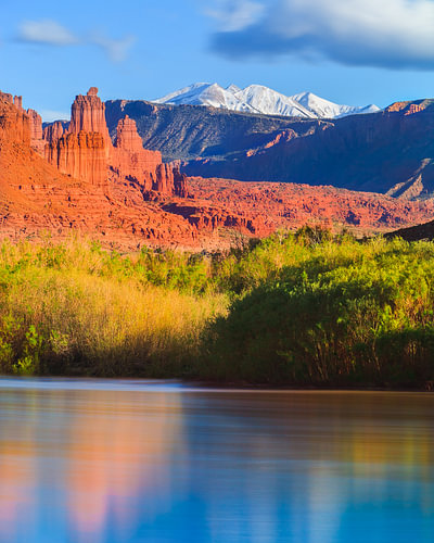 Les Fisher Towers et la chaîne de montagnes de La Sal, dans l'Utah