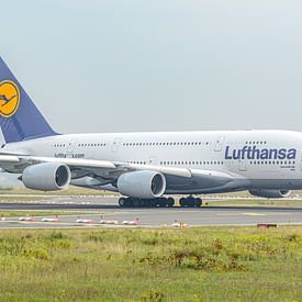 Lufthansa Airbus A380 passagiersvliegtuig. van Jaap van den Berg