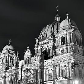Nachtverlichting bij de Berliner Dom in Oost-Berlijn - zwart-wit van Silva Wischeropp