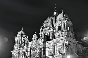 Éclairage nocturne de la cathédrale de Berlin à Berlin-Est - en noir et blanc