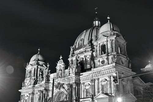 Nachtbeleuchtung am Berliner Dom in Ostberlin - schwarzweiß