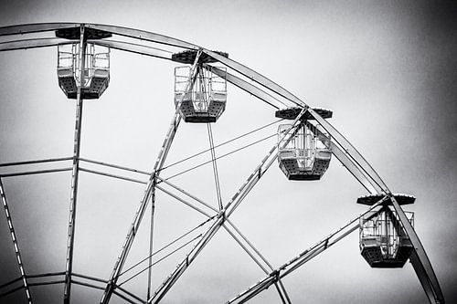 Retro Karnevals Riesenrad in Schwarz und Weiß