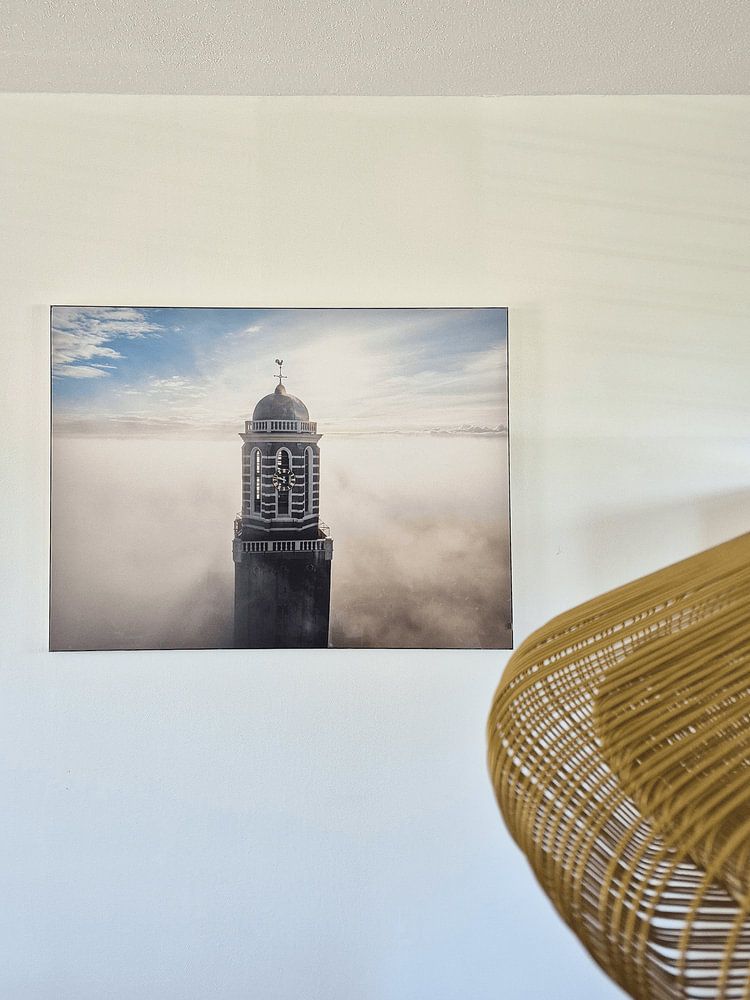 Peperbus-Kirchturm in Zwolle über dem Nebel  von Sjoerd van der Wal Fotografie 