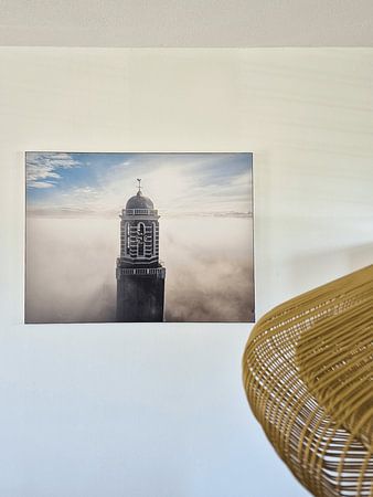 Peperbus-Kirchturm in Zwolle über dem Nebel