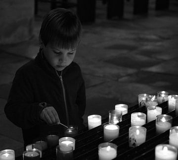 lighting the candles, zwart/wit. van Maren Oude Essink