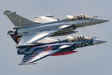 Flyby van het Rafale Tactical Display Team. van Jaap van den Berg