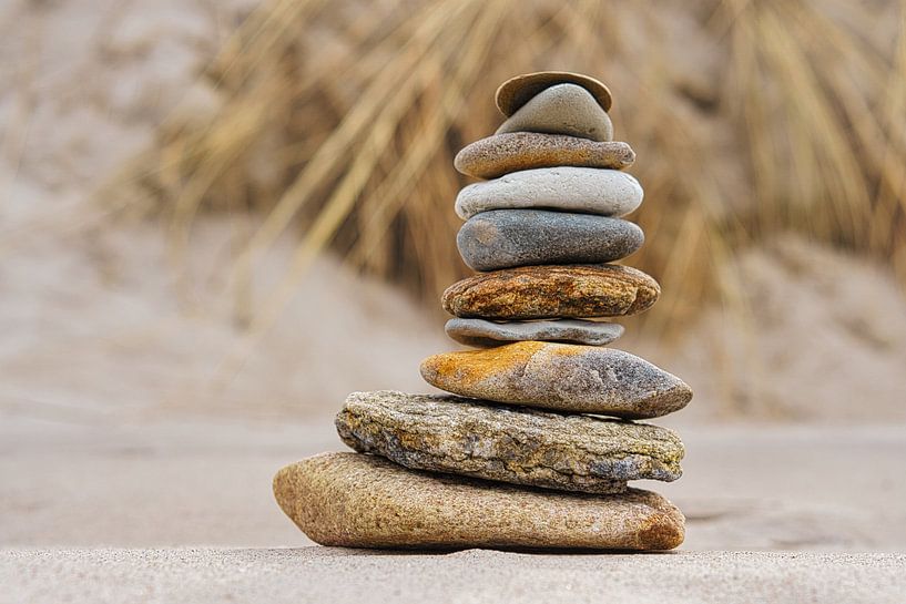 Stein Pyramyde am Strand von Zingst von Martin Köbsch
